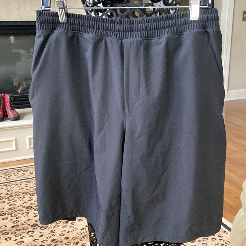 Lululemon men’s black with built in liner shorts athletic elastic waist shorts L